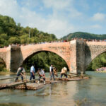 Almadías por el río Irati a su paso por Aribe, Aezkoa. (Aezkoako Eguna de 2009)