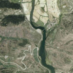Embalse de Usotz en 2003 antes de ser anegado por el embalse de Itoitz. De sur a norte se ven los pueblos de Usotz, Artozki y Muniain. Hoy día sólo queda Usotz. (Imagen tomada de: http://sitna.navarra.es)